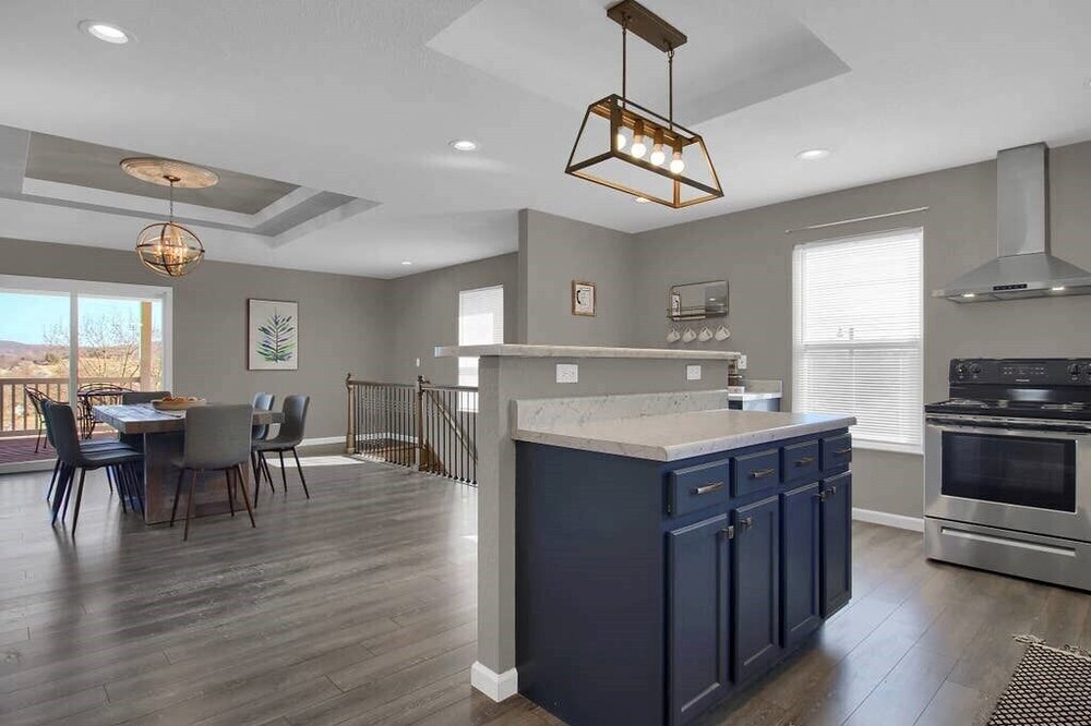 The Bittersweet Inn: Brand new 6 bed 5 bath house