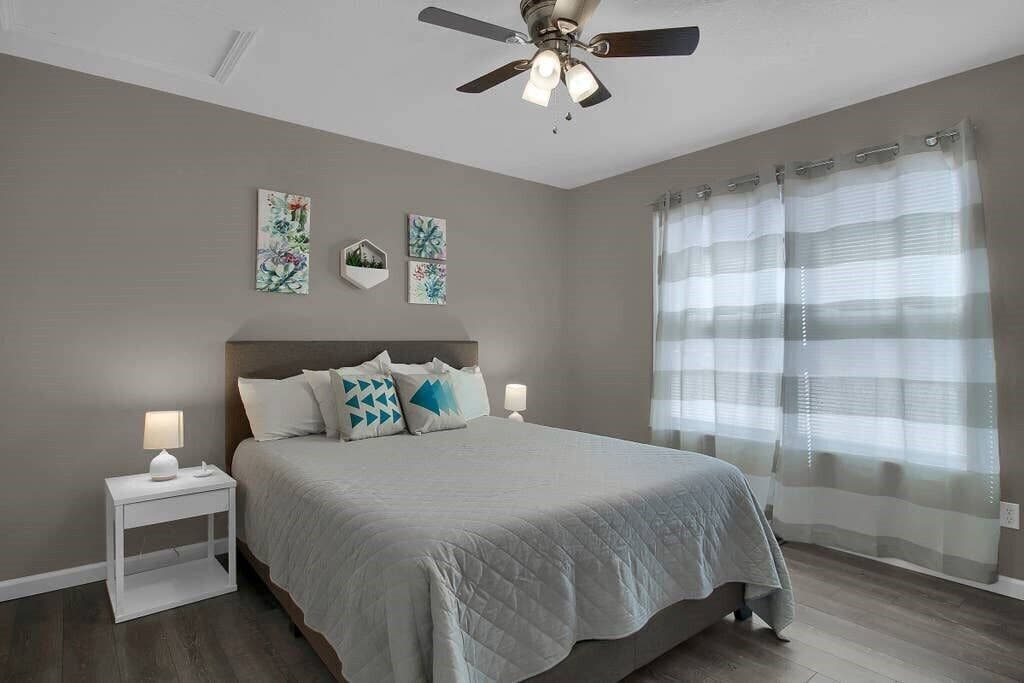 6 bedrooms, iron/ironing board, WiFi, bed sheets