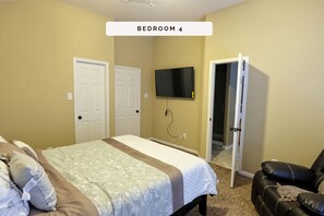 4 quartos, escrivaninha, ferros/tábuas de passar roupa