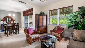 TV, DVD player, books - 🏖️Mauna Lani Townhome with Private Beach Club Access | Kulalani 404 (Kamuela)