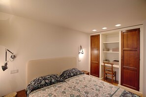 Une chambre à coucher avec un lit, un bureau et une armoire.