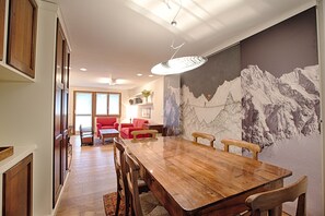 Apartment, 3 Schlafzimmer, 2 Bäder, Bergseite | Essbereich im Zimmer