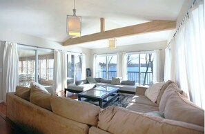 تلفزيون ذكي، مدفأة، مشغل دي في دي، كُتُب