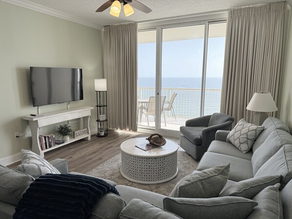 Smart TV, reproductor de DVD, futbolito y tenis de mesa