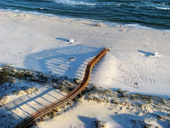 På stranden