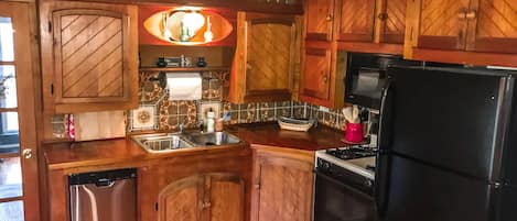 Private kitchen | Fridge, microwave, oven, stovetop