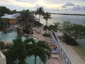 Alberca al aire libre y alberca climatizada