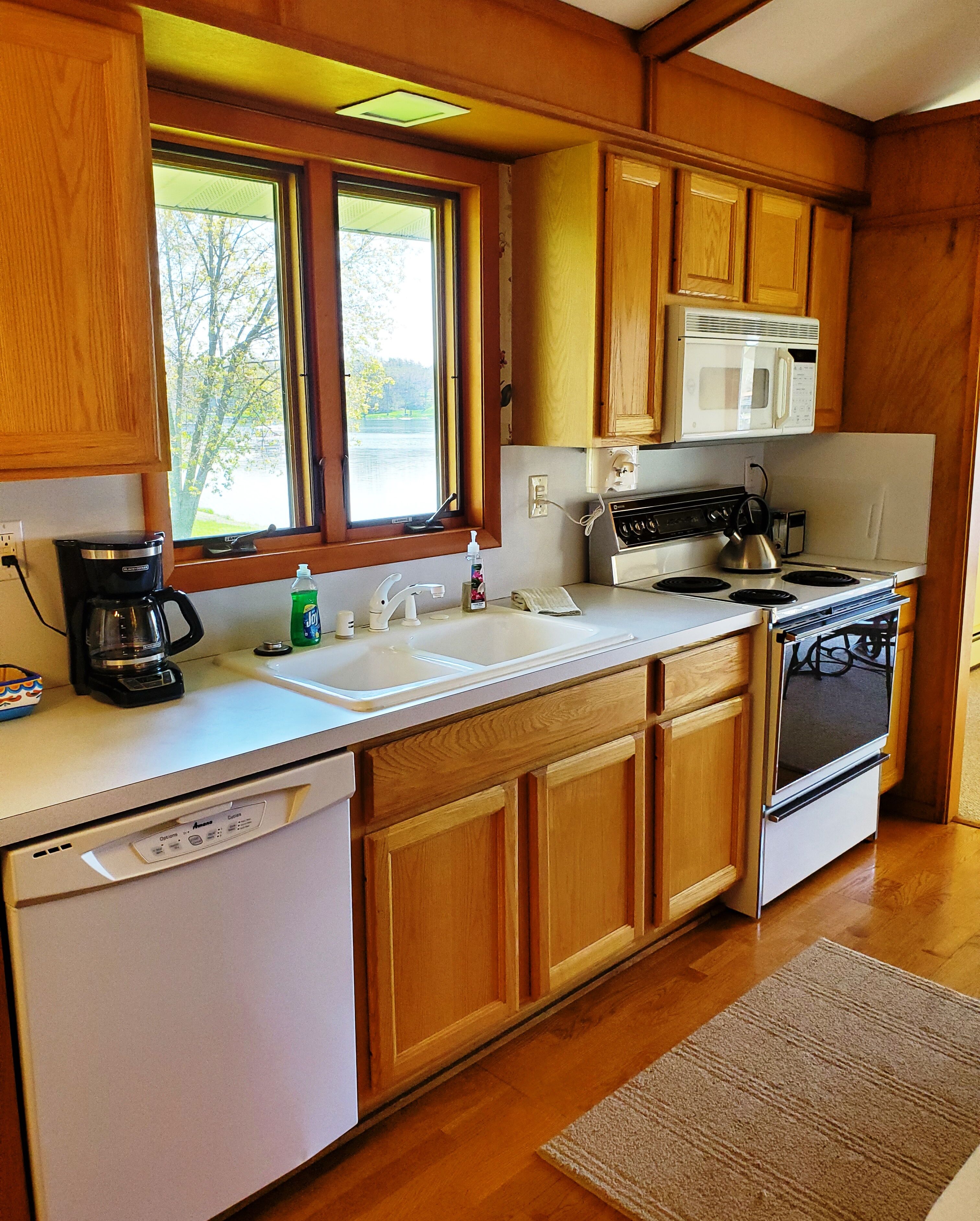 Great Spot on Private Cove-Green Lake - Longterm Rentals Accepted!