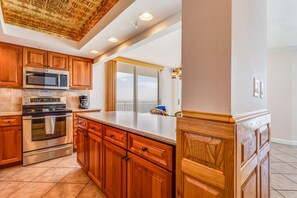 Fridge, microwave, oven, stovetop - Relax in The Hot Tub or Put Your Toes In The Sand!!! (Pensacola)