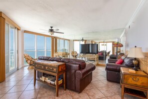 TV - Relax in The Hot Tub or Put Your Toes In The Sand!!! (Pensacola)