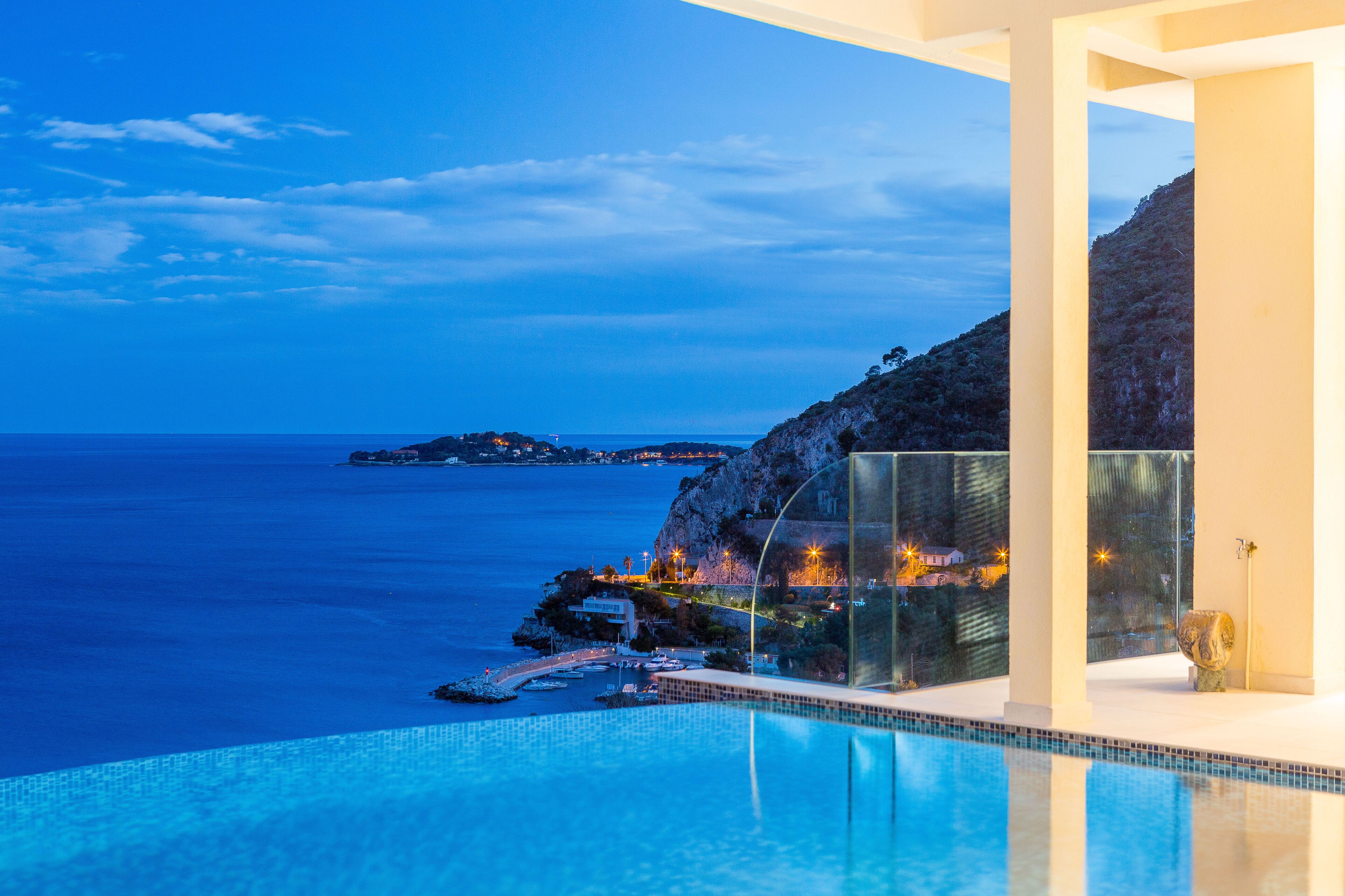 Outdoor pool, an infinity pool