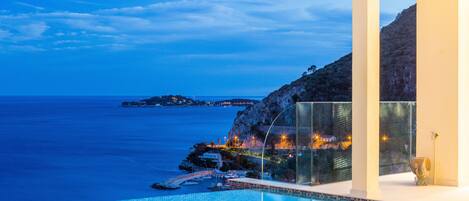 Outdoor pool, an infinity pool