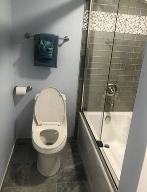 Ensemble douche/baignoire, serviettes fournies, savon, papier toilette