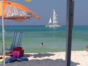 Sur la plage, chaise longue