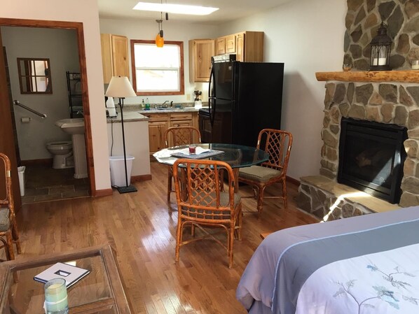 1 bedroom, WiFi, bed sheets - Idyllic, Quiet Getaway (Marlinton)