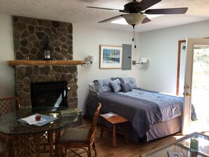 1 bedroom, WiFi, bed sheets - Idyllic, Quiet Getaway (Marlinton)