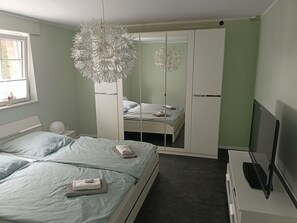3 chambres, fer et planche à repasser, Wi-Fi, draps fournis