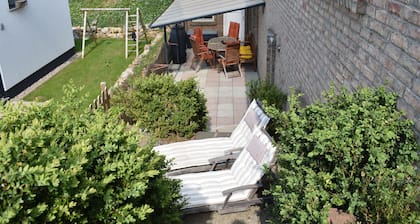hiljainen 82 neliön huoneisto, jossa on sauna, lattialämmitys ja iso terassi Eifelissä