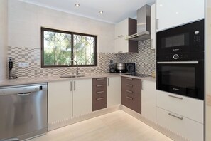 Frigorífico, microondas, horno y placa de cocina