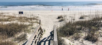 * NIEUWE AANBIEDING * Goin Coastal Beach House, 3/2, 10 personen, 3 minuten lopen naar het strand 