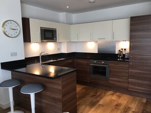 Kjøleskap, mikrobølgeovn, ovn og kokeplater