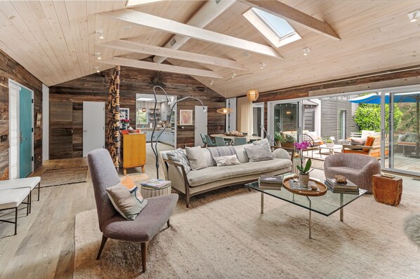 Smart TV, fireplace, stereo