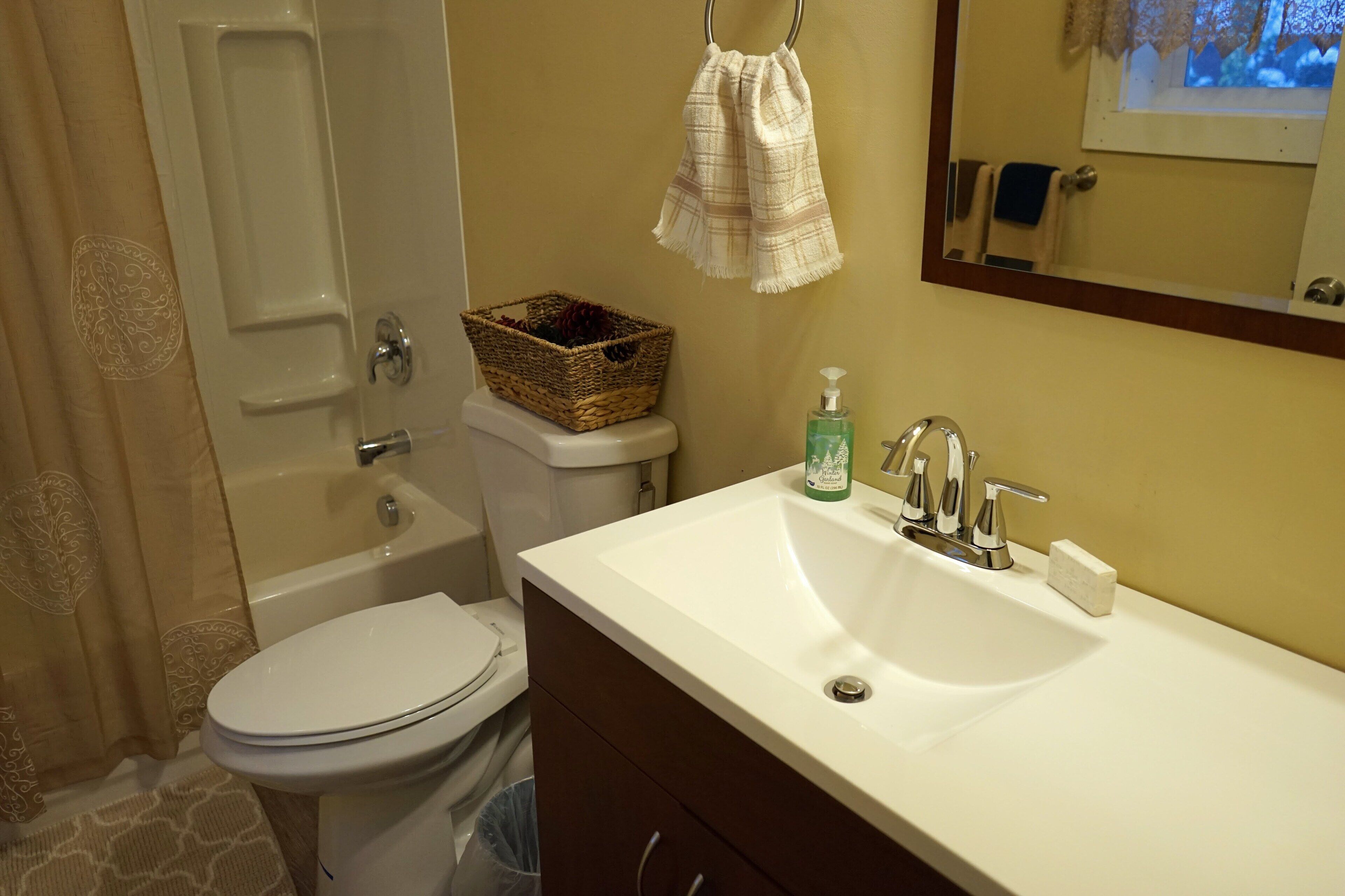 Guest House close to Biltmore and Downtown AVL--Great for Couples!