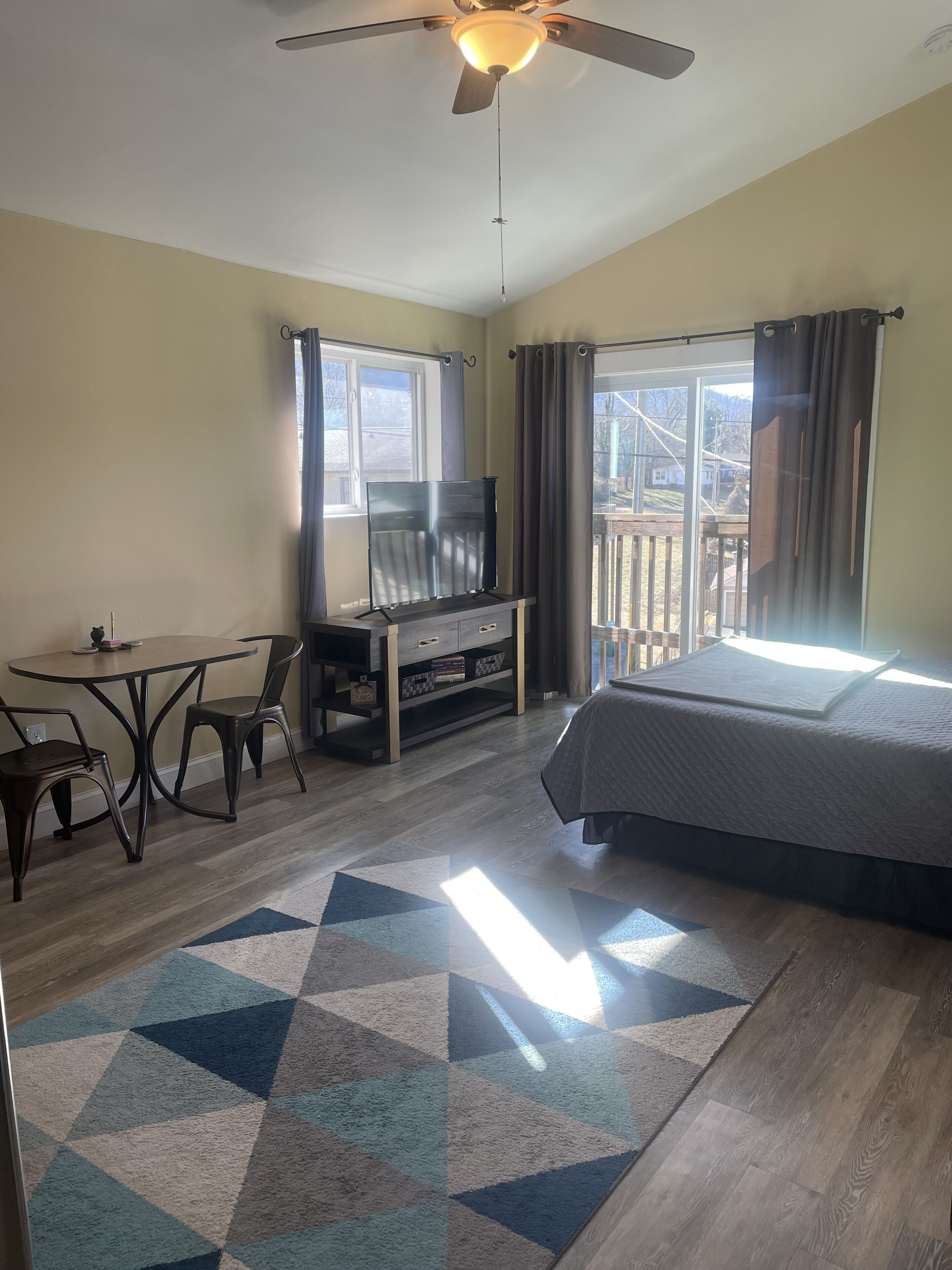 Guest House close to Biltmore and Downtown AVL--Great for Couples!