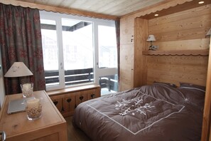 2 bedrooms, iron/ironing board, travel cot, free WiFi - 4 * apt at the foot of the slopes (2150m), 2 balconies, 2 TVs, bedroom and bathroom speakers (Tignes)