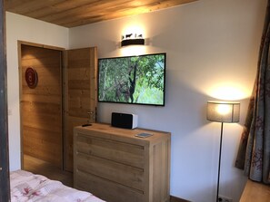 2 bedrooms, iron/ironing board, travel cot, free WiFi - 4 * apt at the foot of the slopes (2150m), 2 balconies, 2 TVs, bedroom and bathroom speakers (Tignes)