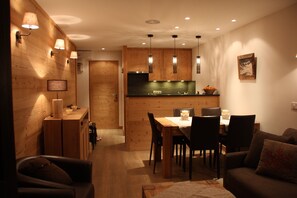 Dining - 4 * apt at the foot of the slopes (2150m), 2 balconies, 2 TVs, bedroom and bathroom speakers (Tignes)