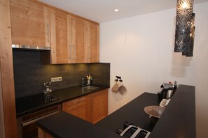 Fridge, microwave, oven, stovetop - 4 * apt at the foot of the slopes (2150m), 2 balconies, 2 TVs, bedroom and bathroom speakers (Tignes)