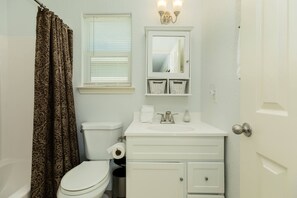 Badkar, hårtork och handdukar