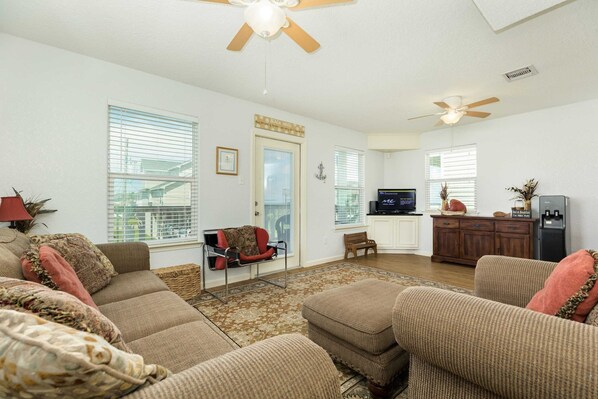 Tv, dvd-spelare och kontor