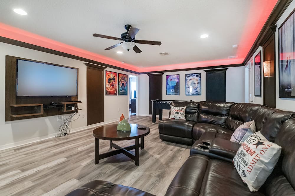 5* Resort 8 Bedroom/6 Bath/12 Beds/Sleeps 20 Lake View Private Pool/Spa 6 miles