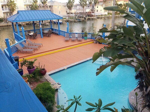 Una piscina al aire libre