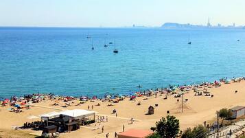 Perto da praia, espreguiçadeiras