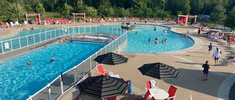 Una piscina techada, una piscina al aire libre