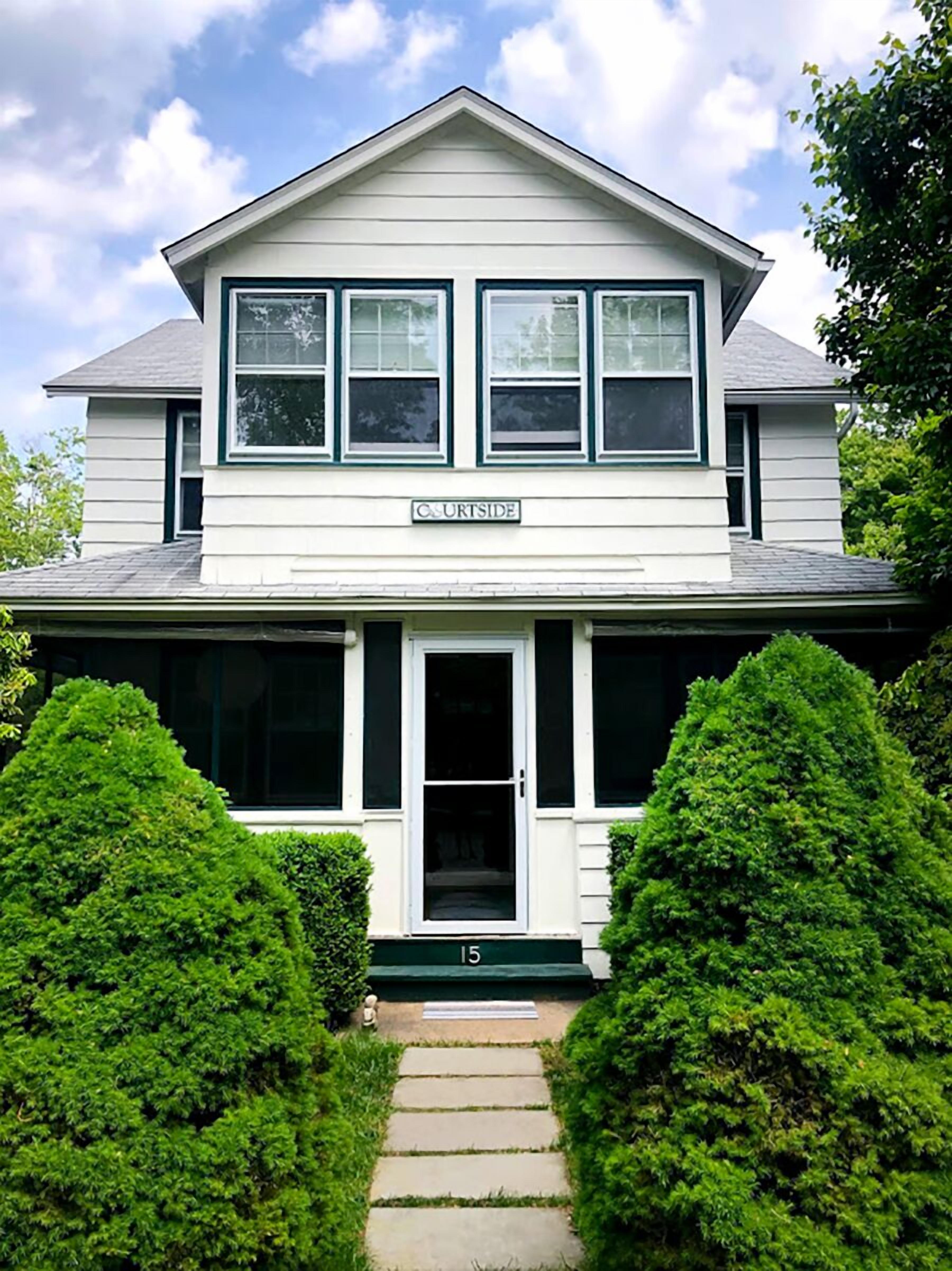 Lovely summer cottage. Steps to the water, The Beach Club, and close to town. 