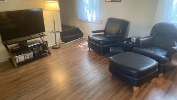 TV connectée, lecteur de DVD, livres, vidéothèque