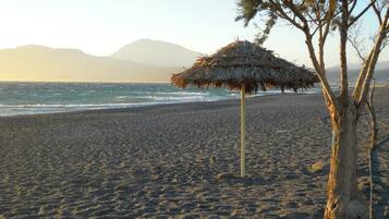 Sulla spiaggia, lettini da mare