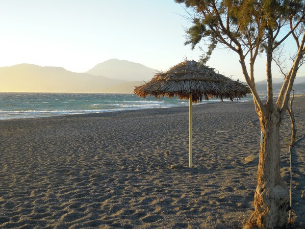 On the beach, sun loungers - Apartment 70 m2 to 4persons, washing machine, swimming pool, private parking (Kamilari)