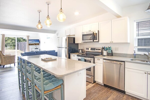 Jääkaappi, mikroaaltouuni, uuni, liesi