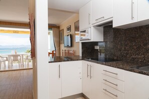 Kühlschrank, Mikrowelle, Wasserkocher mit Kaffee-/Teezubehör