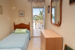 3 habitaciones, tabla de planchar con plancha, wifi y ropa de cama 