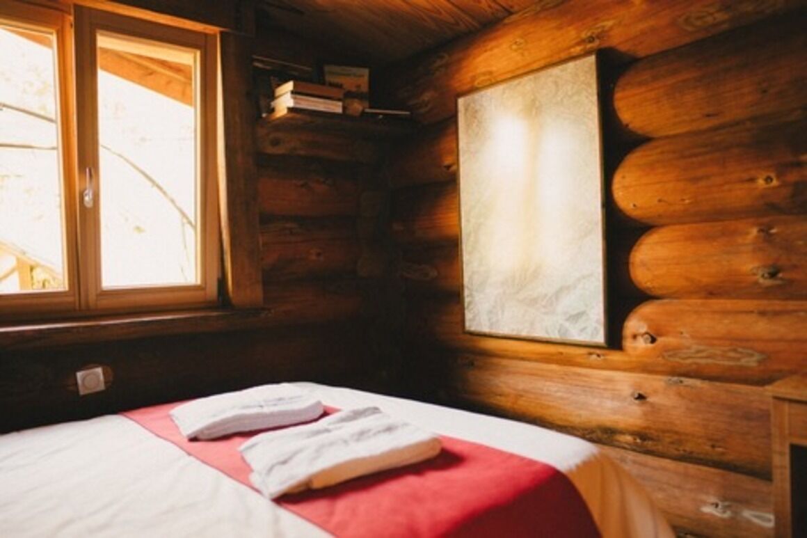 1 slaapkamer, een strijkplank/strijkijzer, reisbedje, beddengoed