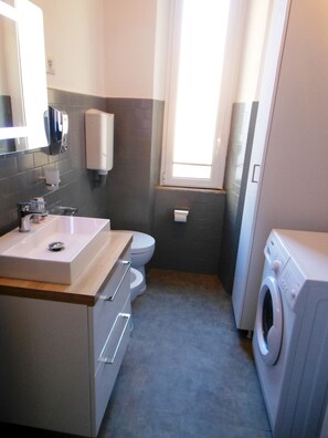 Douche, sèche-cheveux, bidet, serviettes fournies