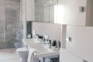 Badewanne, Haartrockner, Handtücher, Seife