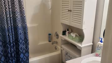 吹风机、毛巾、肥皂、洗发水