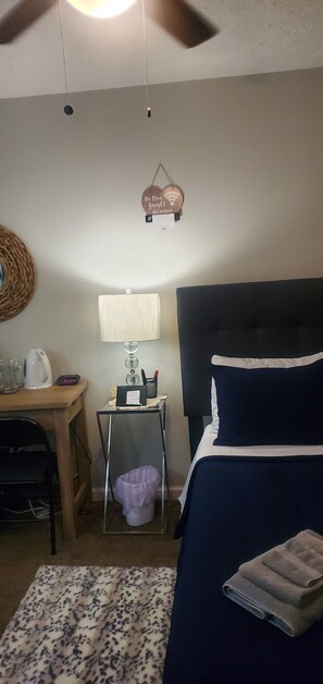 2 soverom, skrivebord, strykejern/-brett og wi-fi (inkludert)